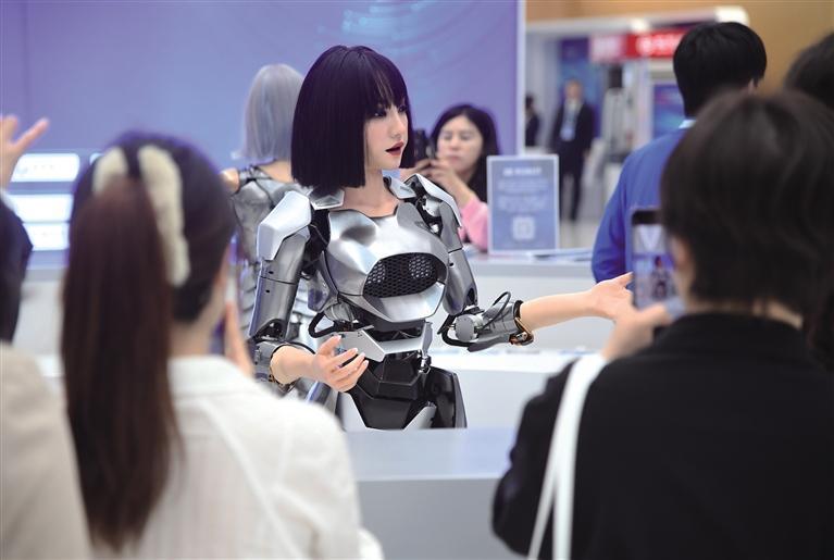 2024年4月27日，人们在中关村国际创新中心咨询台拍摄仿生人形机器人。 □新华社照片