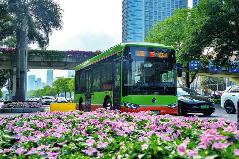 ▲南宁市大力发展城市公共交通，方便市民出行。