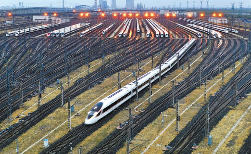 一列复兴号驶出天津动车所。图片来源：中国国家铁路集团有限公司