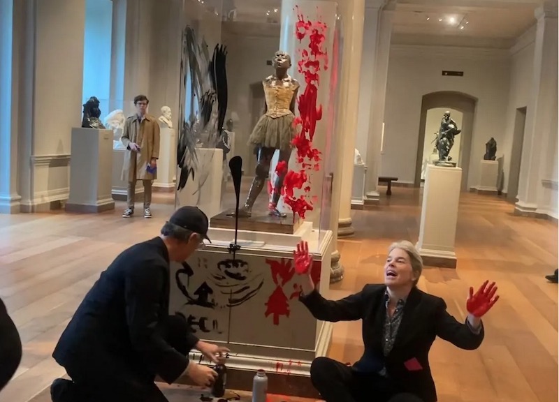 在美国华盛顿国家美术馆内，蒂莫西·马丁（左）和乔安娜·史密斯（右）站在埃德加·德加的雕塑前