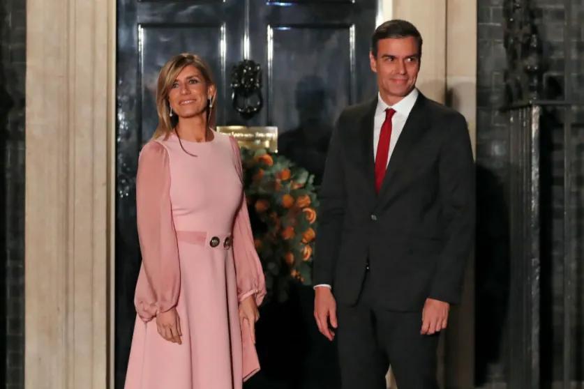 西班牙首相佩德罗·桑切斯（右）与妻子（资料图）图源：外媒