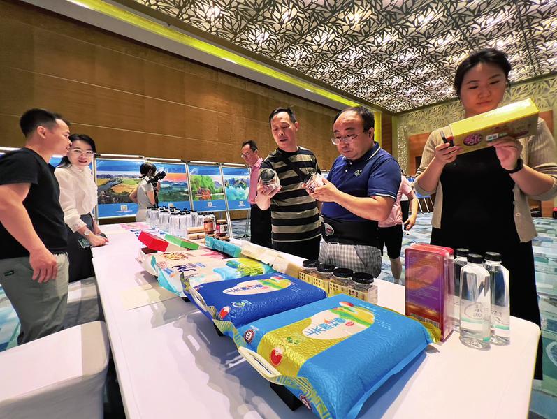 “向往的上林”文旅推介活动在深圳举行，上林特产备受关注。本报记者潘浩 摄