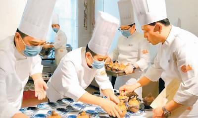 “你好中国——美食之夜”活动现场，中国烹饪协会法国美食交流考察团厨师正在备餐。中国烹饪协会供图