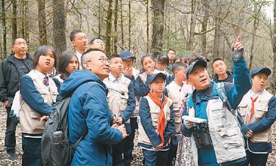 黄龙风景名胜区管理局科研人员带领学生走进大熊猫国家公园丹云峡片区，向大家介绍大熊猫栖息地的环境特征。本文照片均由吴 辉摄