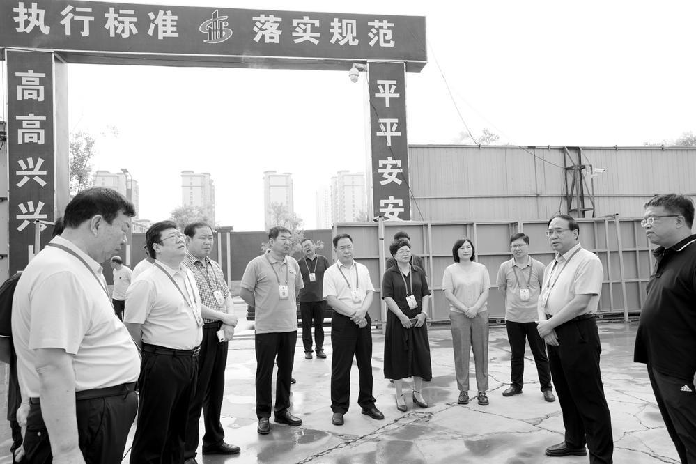 　　图为赵县人大常委会组织市县乡三级人大代表视察2023年部分民生实事项目办理进展情况。