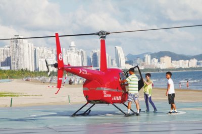     近年来，低空旅游再度引发广泛关注。图为海南三亚，游客体验旅游直升机空中观光项目。视觉中国/图