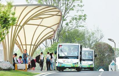游客在成都世园会主会场乘坐电动车游览。 　　四川日报全媒体记者 华小峰 摄