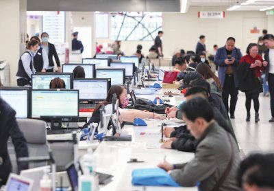     视觉中国/图    2024年4月2日，北京丰台政务服务中心，市民在政务服务中心办理业务。