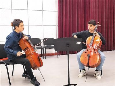 中国交响乐团大提琴副首席李成（左）指导新疆艺术学院学生。本报记者 郑 娜摄