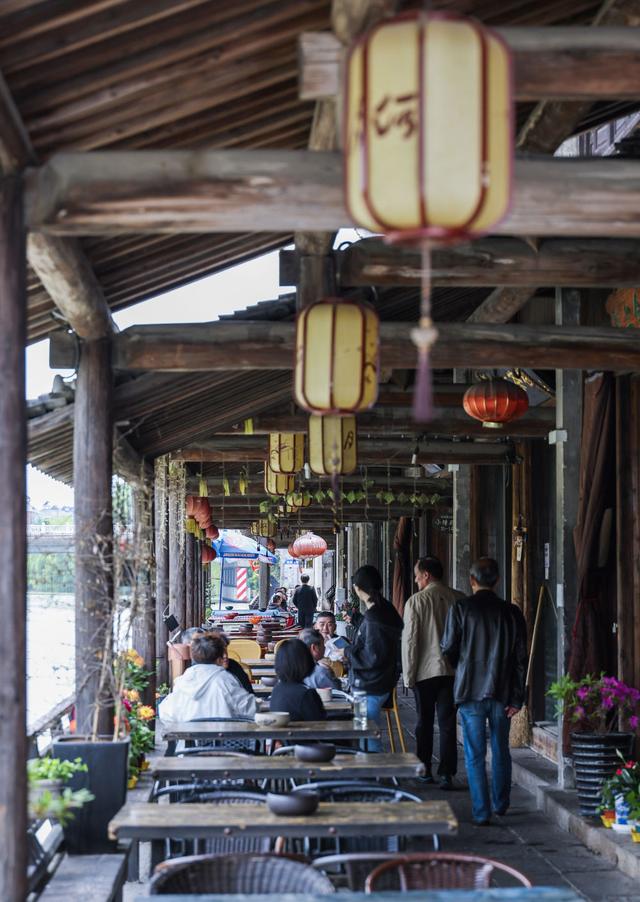 4月26日，游客在月河历史街区河边喝茶休息。新华社记者 徐昱 摄