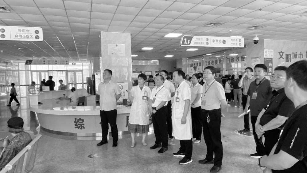 　　图为高邑县人大常委会组织人大代表视察医保惠民工作。