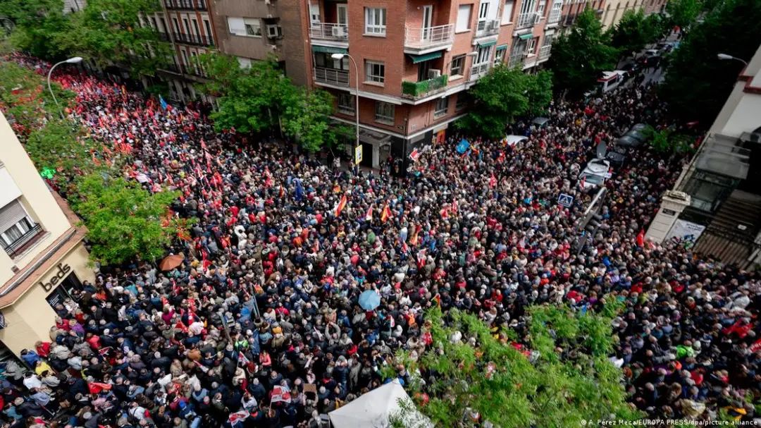 27日，上万名支持者在马德里中左翼工人社会党总部门口，挥舞着横幅或旗帜 图源：外媒