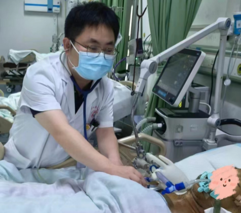 海口市人民医院急诊科副主任医师吴鹏为患者进行治疗。受访者供图