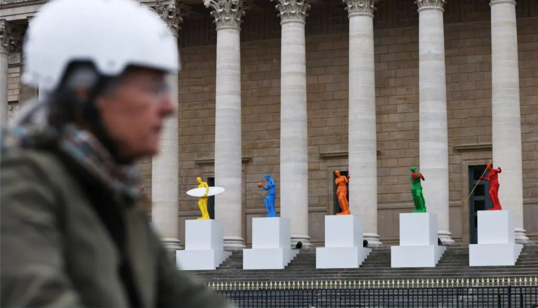▲这是4月2日在法国巴黎国民议会前拍摄的奥运主题雕像。图/新华社