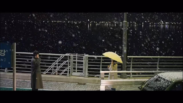 背着善宰跑 雨伞封神 爱是一把倾斜的雨伞,这伞的镜头语言实在是太到位了!|封神第一部_新浪新闻