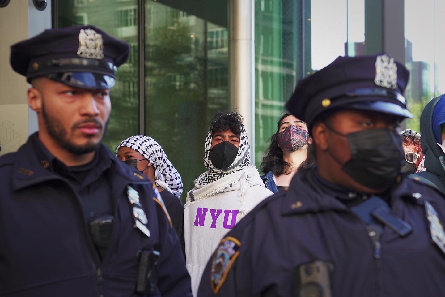 当地时间2024年4月26日，美国，纽约警察驻守在纽约大学，对示威活动进行管制。