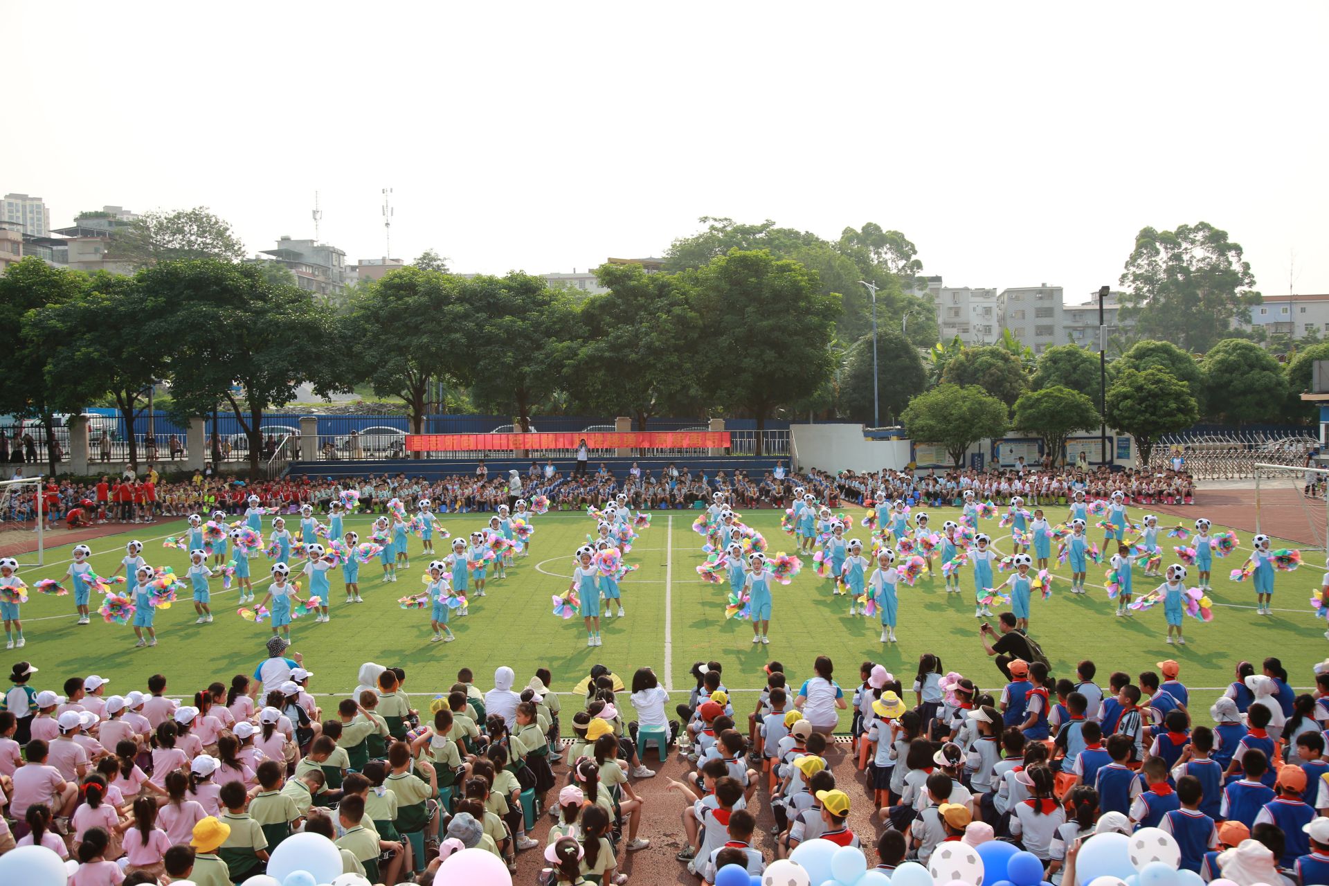 图为校园足球文化节开幕式表演。