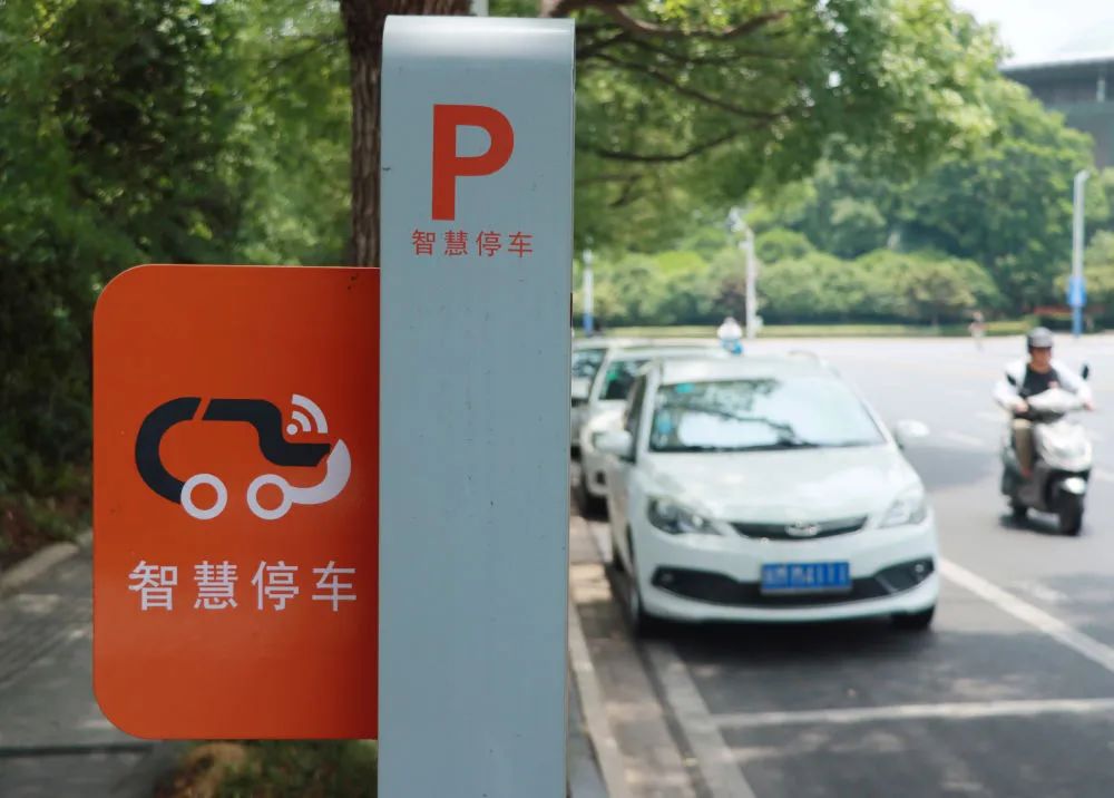 2022年7月3日，江苏常州，城市交通干道沿线的智慧停车位和感应桩