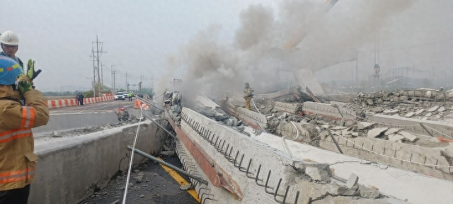 4月30日，韩国京畿道一在建桥梁突然坍塌 图源：韩媒报道配图
