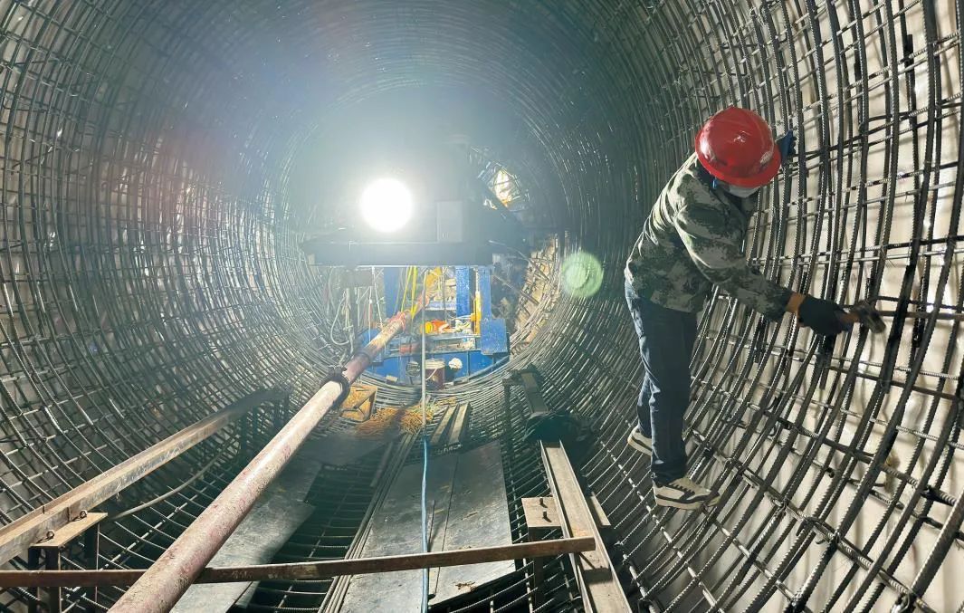 4月29日，在位于礼泉县阡东镇的引汉济渭二期工程北干线咸阳塬隧洞内，工人在进行二次衬砌。通讯员 李明摄