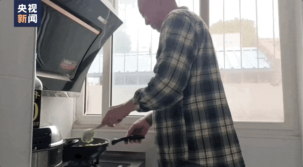 △住家期间，吕范隆为老人做饭。