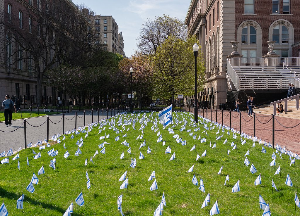 当地时间2024年4月26日，美国纽约，哥伦比亚大学的草坪上插满了以色列国旗。视觉中国 图