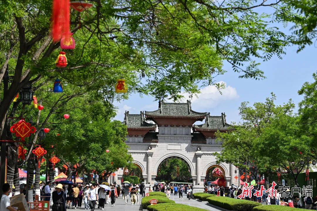 天水市伏羲庙步行街游人如织.新甘肃·甘肃日报记者 丁凯