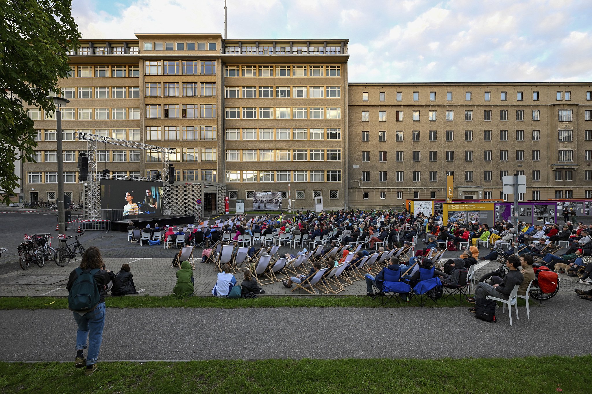 当地时间2023年8月7日，德国柏林举办露天电影院，播放民主德国时期故事片。