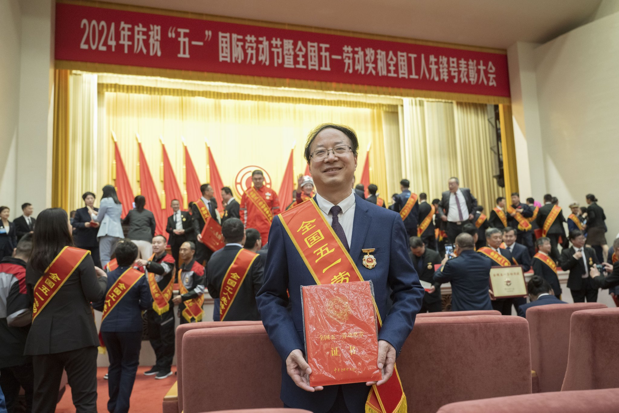 陕西省汉中市龙岗学校校长、正高级教师高翔在北京人民大会堂领取“全国五一劳动奖章”。受访者供图