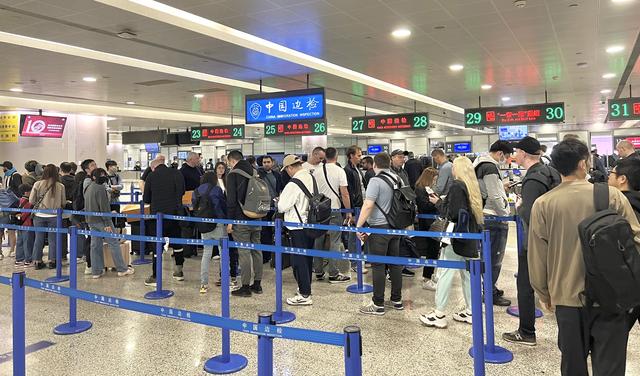 浦东国际机场迎来节前出境客流高峰。黄波 摄