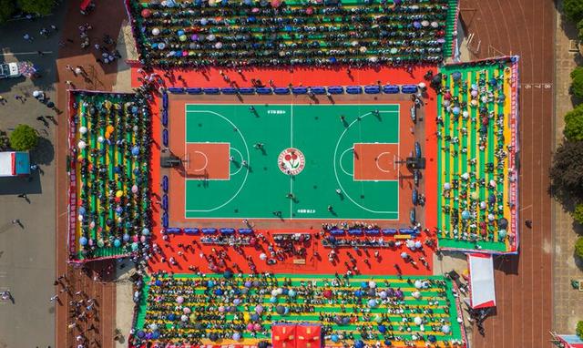 赫章县第九届樱桃节企业篮球邀请赛比赛现场。李学友摄