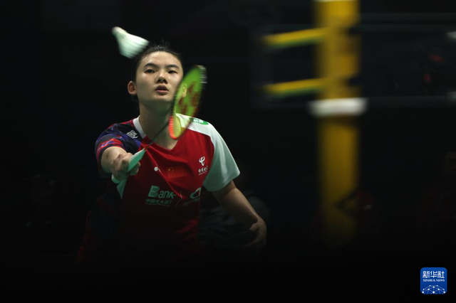 4月28日，中国队选手韩悦在女单比赛中回球。她2比0战胜加拿大队选手张雯语。新华社记者 陈斌 摄