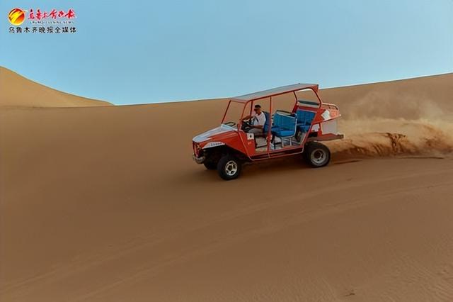 　　S21阿乌高速公路克拉美丽沙漠公园，游客体验沙漠驾驶。通讯员章馨元摄