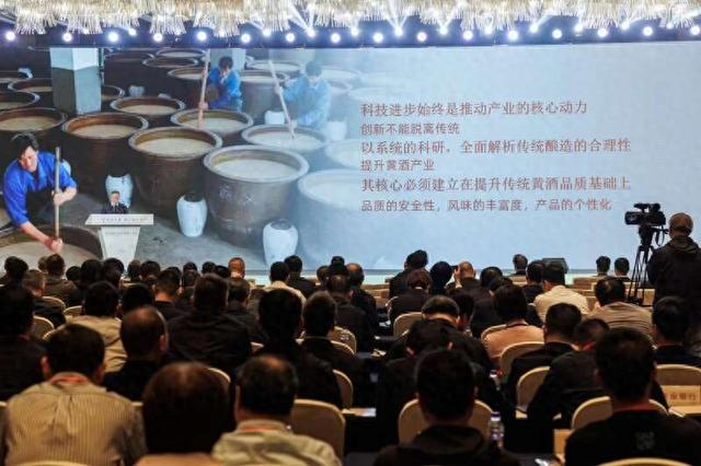 4月30日，绍兴黄酒产业发展振兴大会举行。绍兴市委宣传部供图