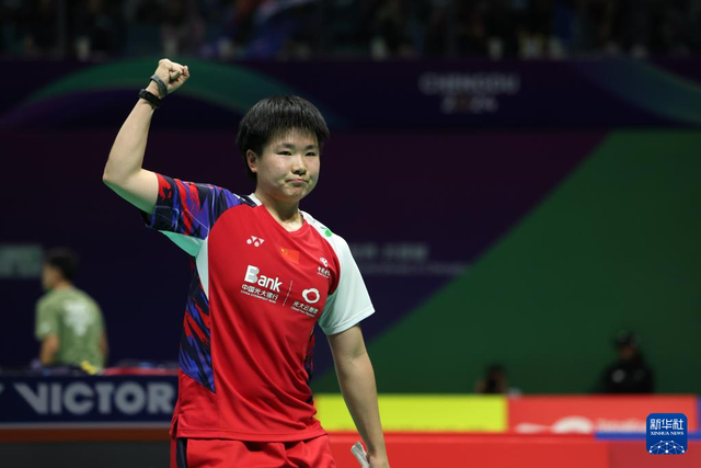 4月28日，中国队选手何冰娇在女单比赛中庆祝得分。她2比0战胜加拿大队选手李文珊。新华社记者 陈斌 摄