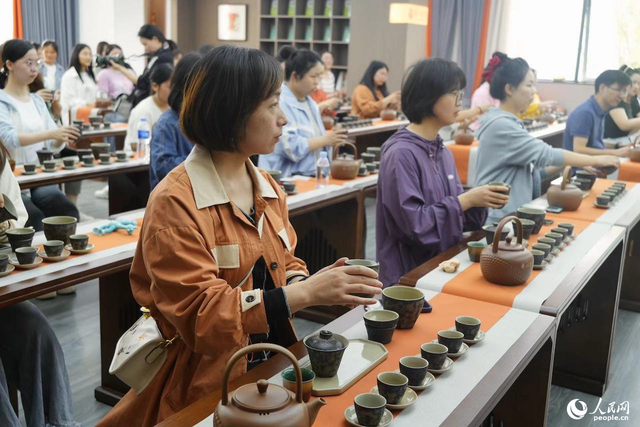 游客认真学习茶艺。人民网 刘汕摄