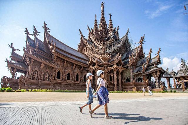 3月29日，游客在泰国芭堤雅真理圣殿游览。新华社记者王腾摄