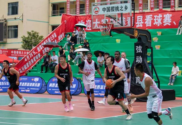赫章县第九届樱桃节企业篮球邀请赛比赛现场。李学友摄