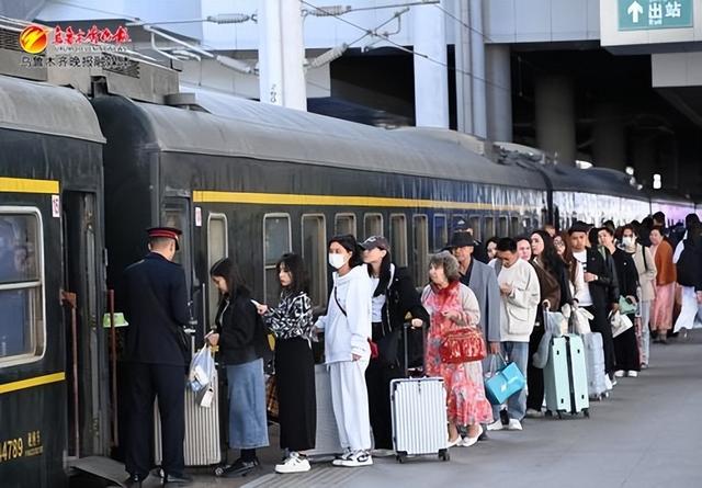 　　4月29日，在乌鲁木齐站站台，旅客准备乘坐乌鲁木齐至和田K9718次列车准备出行。记者陈岩摄