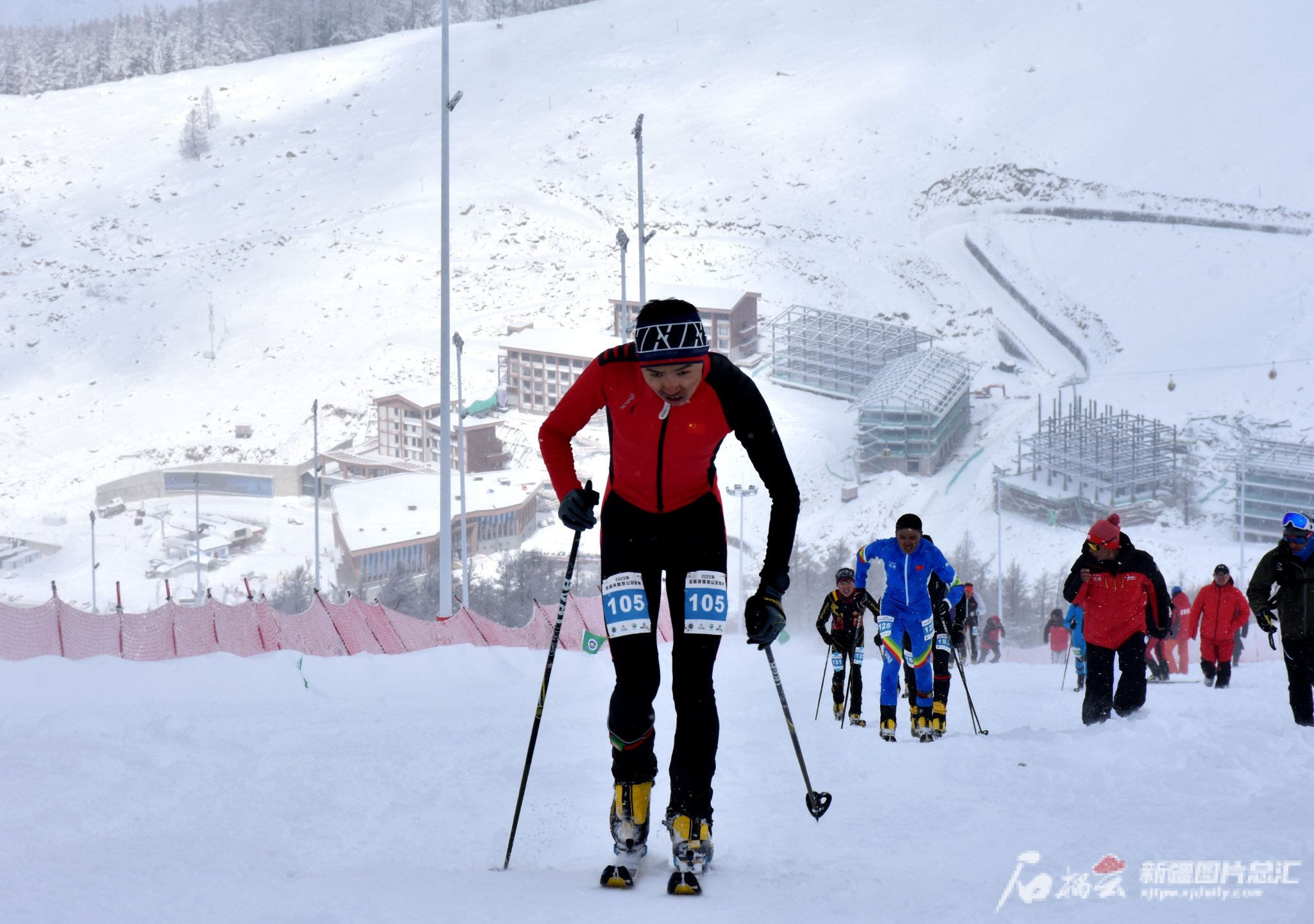 2023全国滑雪登山冠军赛,布鲁尔向终点冲刺,夺得男子组冠军.王少勇摄