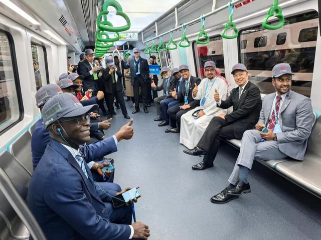 4月29日，驻华使节在中车唐山公司参观城轨列车。（中国中车供图）