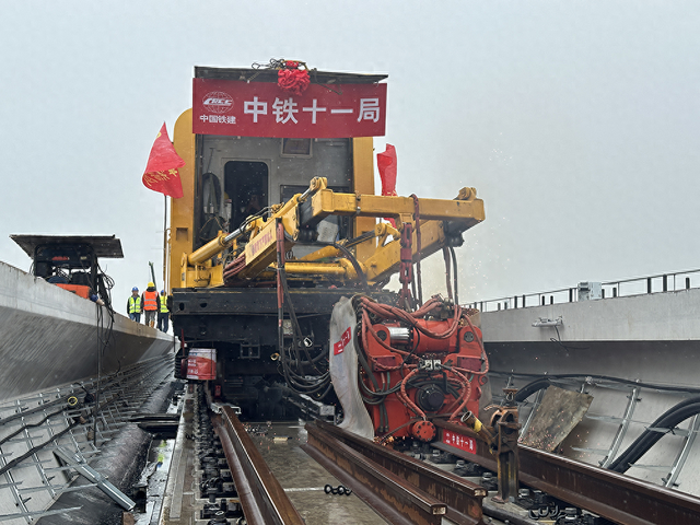上海轨道交通17号线西延伸实现全线“长轨通”。受访者供图