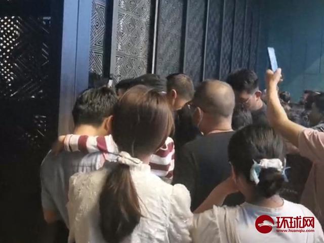 游客李女士提供的视频截图显示4月27日殷墟博物馆某场馆门外等候的观众情况