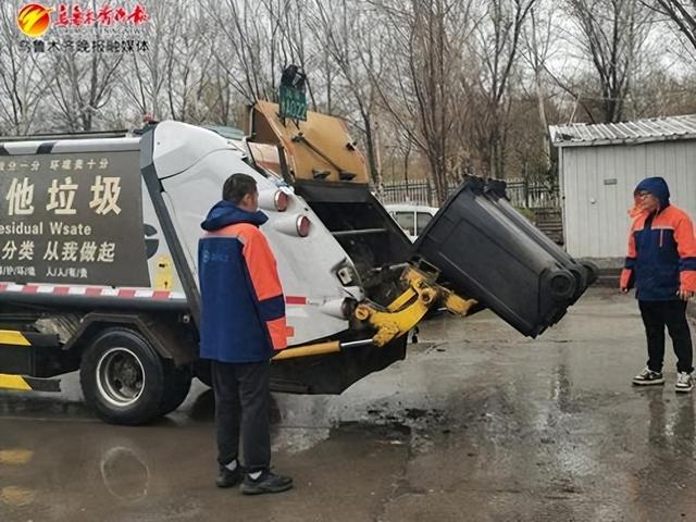 　　乌鲁木齐创博环卫有限公司机械作业车队工作人员正在清运生活垃圾。记者王磊摄