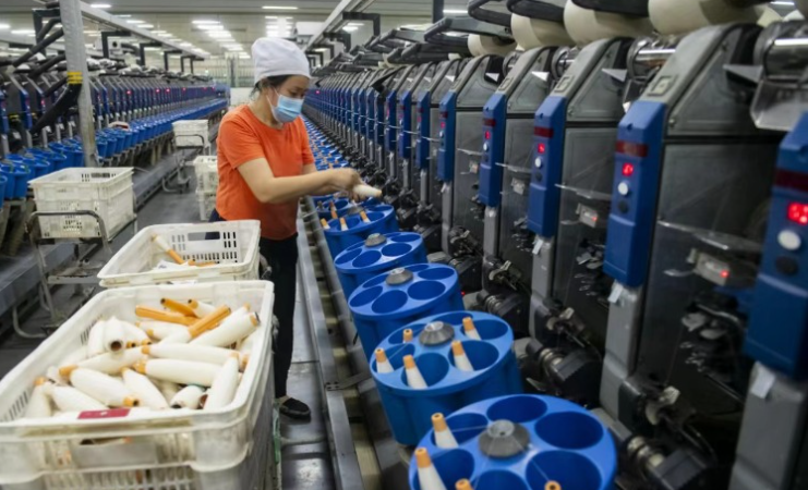 万州经开区鲁意纺织生产车间，工人忙着生产江浙和北方市场的订单。冉孟军 摄