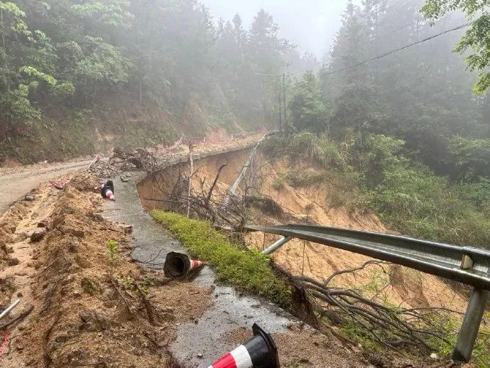 修水县出现强对流天气，漫江乡公路出现塌方。