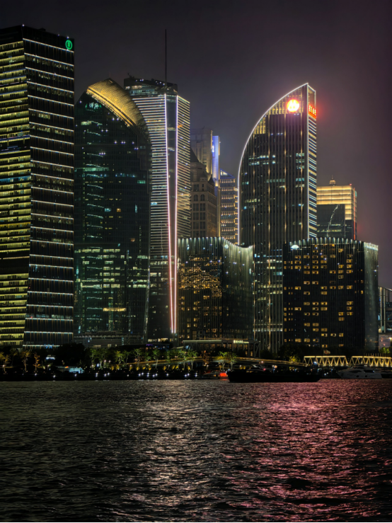 【探索】世界会客厅视角陆家嘴区域夜景全新亮相,"五一"一起来看看吧