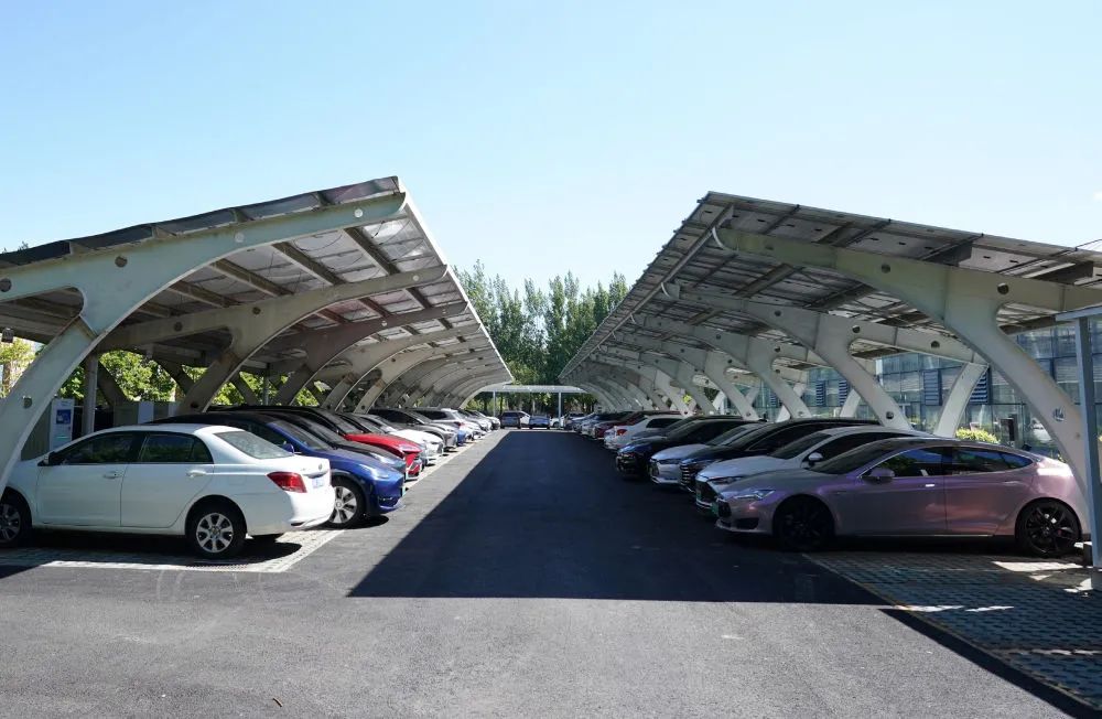 2023年7月14日，北京金风科技亦庄智慧园区配有光伏设备的停车区（彭子洋/摄）