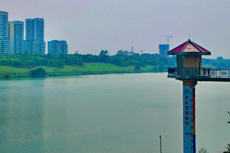 ◀矗立在邕江边的大型洪水预警标识。本报记者郭少东 摄
