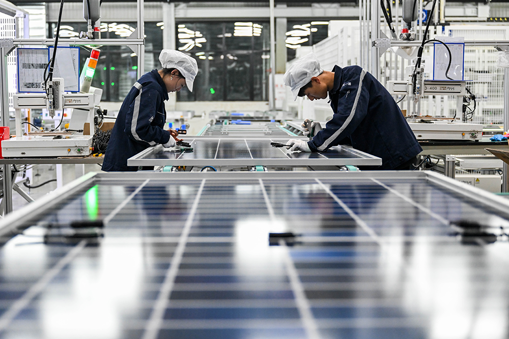 3月21日，在位于鄂尔多斯市的内蒙古亿利一道新能源有限公司，工人在光伏组件生产线上作业。新华社 资料图